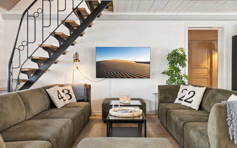 Dana - 525M from the Sea: Meubles, Design Intérieur, Canapé, Mur, Sol, Salon, Bois, Sol, Plafond, Pièce