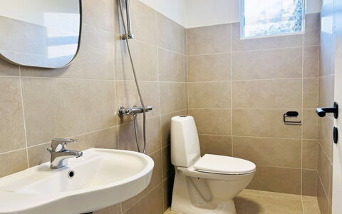 Dana - 525M from the Sea: Siège De Toilette, Salle De Bains, Toilette, Luminaire Plomberie, Sol, Design Intérieur, Lavabo, Sol, Évier, Robinet