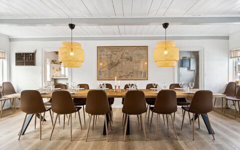 Dana - 525M from the Sea: Meubles, Sol, Design Intérieur, Bois, Sol, Parquet, Plafond, Salle À Manger, Table Cuisine Et Salle A Manger, Chaise
