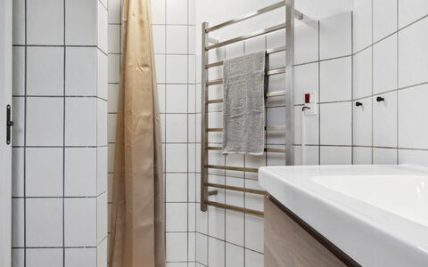 Dana - 525M from the Sea: Sol, Mur, Sol, Design Intérieur, Salle De Bains, Luminaire Plomberie, Pièce, Tuile, Plomberie, Toilette