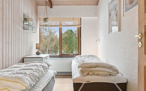 Dana - 525M from the Sea: Chambre, Bois, Lit, Drap De Lit, Literie, Design Intérieur, Meubles, Sol, Sol, Domicile