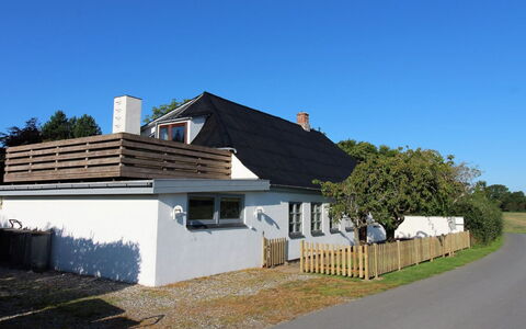 Dana - 525M from the Sea: Ciel, Toit, Maison, Domicile, Chalet, Ombre, Siding, Cour, Ferme, Daylighting