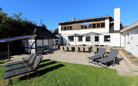 Dana - 525M from the Sea: Toit, Domicile, Porte, Chalet, Ombre, Siding, Cour, Biens, Arrière-Cour