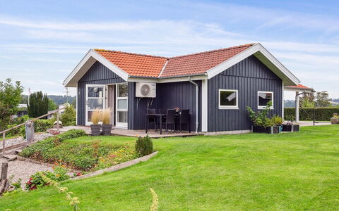 Hjalmsvider - 300M from the Sea: Toit, Maison, Domicile, Chalet, Porte, Siding, Batiments Jardin, Ferme, Biens, Porche