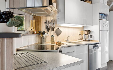 Hjalmsvider - 300M from the Sea: Cuisine, Appareil De Cuisine, Comptoir, Principaux Appliance, Design Intérieur, Électroménager, Meubles, Cabinetry, Sol, Evier
