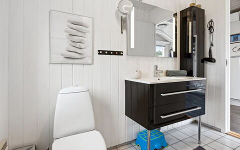 Hjalmsvider - 300M from the Sea: Design Intérieur, Luminaire Plomberie, Sol, Salle De Bains, Sol, Évier, Toilette, Armoire De Toilette, Lavabo, Robinet