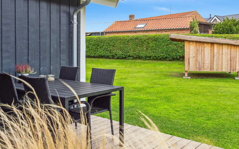 Hjalmsvider - 300M from the Sea: Bois, Mobilier De Jardin, Lot Terre, Porche, Jardin, Planche, Dur, Ombre, Plate-Forme, Pelouse