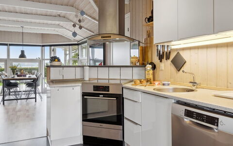 Hjalmsvider - 300M from the Sea: Cuisine, Design Intérieur, Comptoir, Appareil De Cuisine, Sol, Bois, Plafond, Luminaire, Cabinetry, Meubles