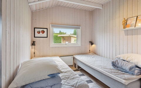Hjalmsvider - 300M from the Sea: Bois, Chambre, Sol, Design Intérieur, Sol, Domicile, Plafond, Lit, Meubles, Porte