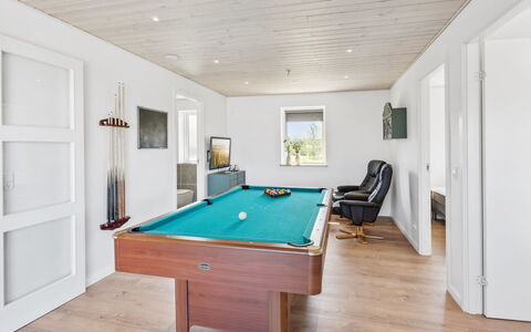 Ika - 450M from the Sea: Meubles, Design Intérieur, Sol, Bois, Sol, Plafond, Parquet, Chaise, Table, Éclairage