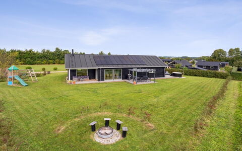 Amdi - 700M from the Sea: Architecture, Toit, Domicile, Composite, Daylighting, Siding, Allée