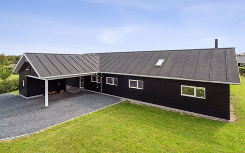 Amdi - 700M from the Sea: Architecture, Toit, Domicile, Composite, Daylighting, Siding, Allée