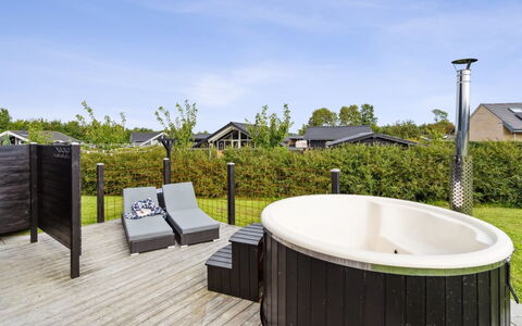 Amdi - 700M from the Sea: Architecture, Toit, Domicile, Composite, Daylighting, Siding, Allée