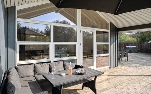 Elif - 30Km from the Sea: Domicile, Chalet, Porche, Dur, Siding, Plate-Forme, Ombre, Planche, Biens, Batiments Jardin