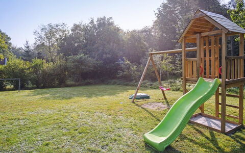 Elif - 30Km from the Sea: Domicile, Chalet, Porche, Dur, Siding, Plate-Forme, Ombre, Planche, Biens, Batiments Jardin