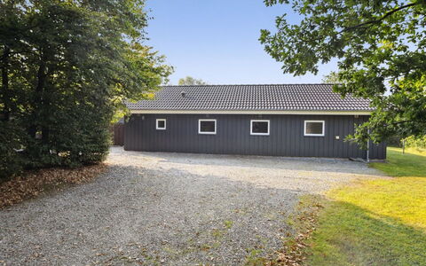 Elif - 30Km from the Sea: Domicile, Chalet, Porche, Dur, Siding, Plate-Forme, Ombre, Planche, Biens, Batiments Jardin