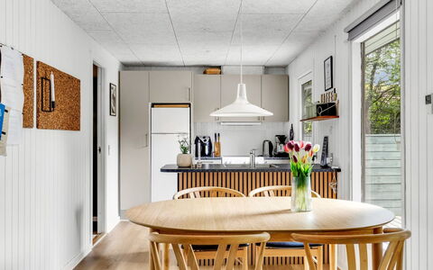 Nyalle - 30Km from the Sea: Bois, Sol, Meubles, Design Intérieur, Plafond, Luminaire, Sol, Parquet, Table Cuisine Et Salle A Manger, Salle À Manger
