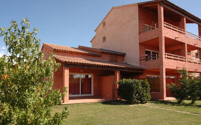 Ghisonaccia 250: Plante, Bâtiment, Ciel, Propriété, Fenêtre, Maison, Arbre, Lot Terre, Bois, Chalet