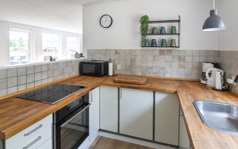 Joona - 12Km from the Sea: Sol, Comptoir, Cuisine, Bois, Sol, Design Intérieur, Cabinetry, Appareil De Cuisine, Meubles, Principaux Appliance