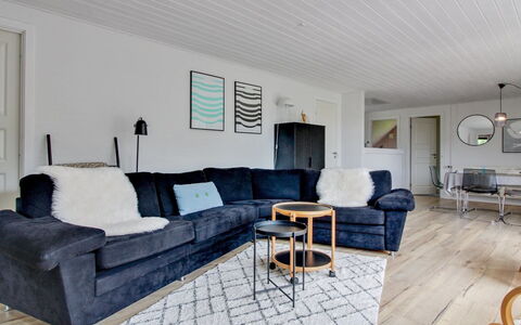 Joona - 12Km from the Sea: Canapé, Meubles, Domicile, Salon, Sol, Sol, Appartement, Parquet