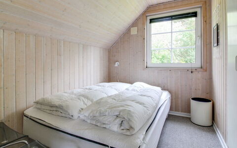Joona - 12Km from the Sea: Bois, Chambre, Lit, Drap De Lit, Literie, Sol, Meubles, Cadre De Lit, Dur, Pièce