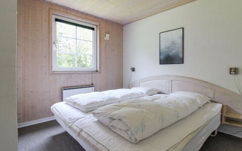 Joona - 12Km from the Sea: Bois, Chambre, Lit, Drap De Lit, Literie, Cadre De Lit, Plafond, Dur, Daylighting, Tache De Bois