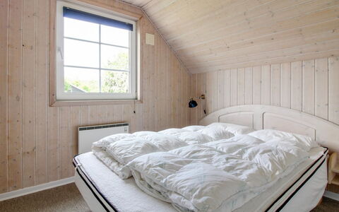 Joona - 12Km from the Sea: Chambre, Bois, Lit, Drap De Lit, Literie, Plafond, Design Intérieur, Sol, Cadre De Lit, Domicile