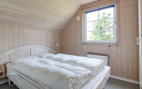 Joona - 12Km from the Sea: Bois, Chambre, Plafond, Domicile, Lit, Drap De Lit, Literie, Cadre De Lit, Dur, Chalet