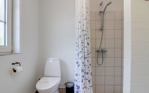 Joona - 12Km from the Sea: Salle De Bains, Luminaire Plomberie, Siège De Toilette, Mur, Toilette, Sol, Sol, Lavabo, Évier, Plomberie