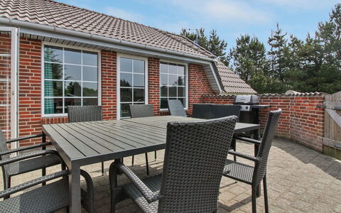 Joona - 12Km from the Sea: Meubles, Mobilier De Jardin, Chaise, Tableau De Plein Air, Table, Table Cuisine Et Salle A Manger, Patio, Tache De Bois, Jardin, Cour