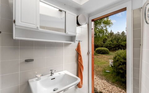 Sisko - 800M from the Sea: Bois, Tache De Bois, Planche, Dur, Chalet, Plate-Forme, Siding, Ombre, Parquet, Batiments Jardin