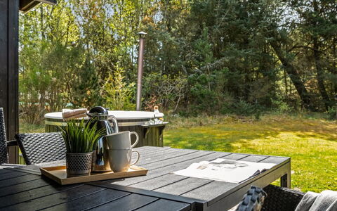 Eli - 1.5Km to the Fjord: Meubles, Mobilier De Jardin, Bois, Table, Chaise, Tableau De Plein Air, Table Cuisine Et Salle A Manger, Jardin, Ombre, Arrière-Cour