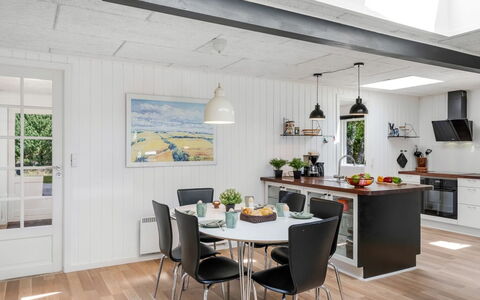 Eli - 1.5Km to the Fjord: Meubles, Design Intérieur, Sol, Plafond, Cuisine, Bois, Table Cuisine Et Salle A Manger, Luminaire, Chaise, Comptoir
