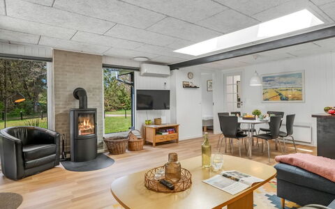 Eli - 1.5Km to the Fjord: Sol, Meubles, Design Intérieur, Bois, Sol, Plafond, Éclairage, Pièce, Luminaire, Salon