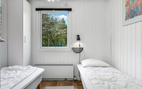 Eli - 1.5Km to the Fjord: Bois, Chambre, Literie, Lit, Cadre De Lit, Drap De Lit, Planche, Dur, Tache De Bois, Peindre