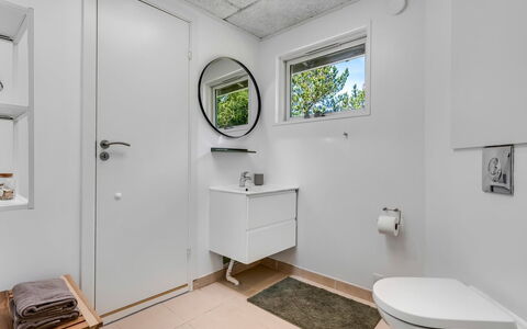 Eli - 1.5Km to the Fjord: Sol, Luminaire Plomberie, Sol, Design Intérieur, Siège De Toilette, Toilette, Évier, Plomberie, Salle De Bains, Robinet