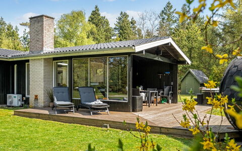 Eli - 1.5Km to the Fjord: Maison, Domicile, Chalet, Toit, Couverture De Sol, Jardin, Batiments Jardin, Biens, Cour, Siding