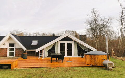 Anu - 300M to the Fjord: Toit, Maison, Domicile, Chalet, Siding, Biens, Allée, Batiments Jardin, Cour, Cabanon