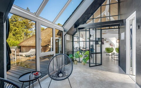 Kimon - 750M from the Sea: Meubles, Mobilier De Jardin, Vaisselle, Table, Drinkware, Chaise, Tableau De Plein Air, Aliments, Bouteille