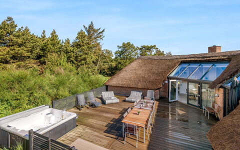 Kimon - 750M from the Sea: Meubles, Mobilier De Jardin, Vaisselle, Table, Drinkware, Chaise, Tableau De Plein Air, Aliments, Bouteille