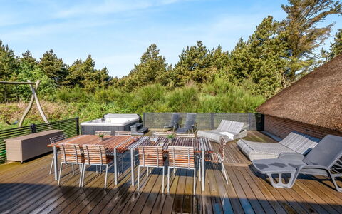 Kimon - 750M from the Sea: Meubles, Mobilier De Jardin, Vaisselle, Table, Drinkware, Chaise, Tableau De Plein Air, Aliments, Bouteille