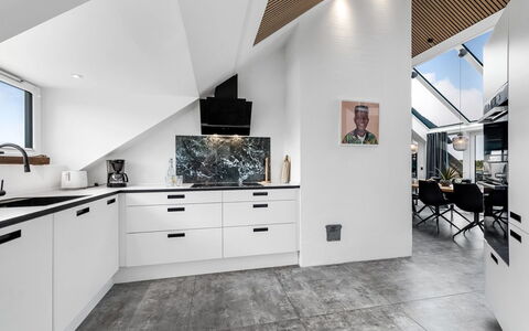 Kimon - 750M from the Sea: Sol, Design Intérieur, Plafond, Sol, Luminaire, Cuisine, Grenier, Domicile, Comptoir, Appartement