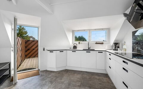 Kimon - 750M from the Sea: Sol, Bois, Sol, Plafond, Cuisine, Design Intérieur, Comptoir, Domicile, Appartement, Cabinetry