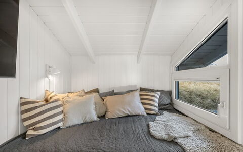 Flepko - 50M from the Sea: Bois, Design Intérieur, Sol, Chambre, Sol, Linge, Lit, Plafond, Pièce, Drap De Lit