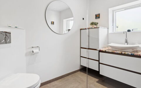 Kennet - 30M from the Sea: Sol, Design Intérieur, Luminaire Plomberie, Sol, Salle De Bains, Toilette, Siège De Toilette, Armoire De Toilette, Miroir, Plomberie