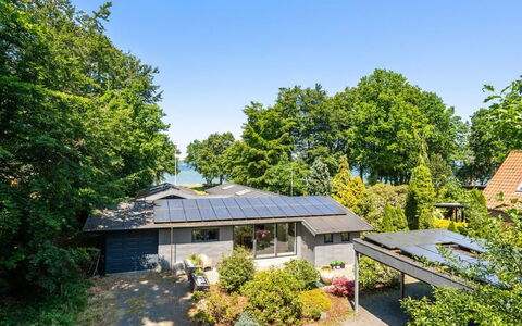 Kennet - 30M from the Sea: Toit, Maison, Domicile, Arbuste, Zone Résidentielle, Chalet, Lot Terre, Couverture De Sol, Jardin