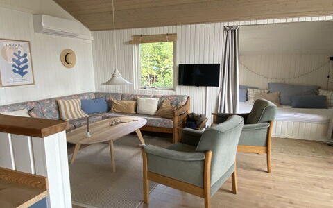 Anne - 150M from the Sea: Toit, Domicile, Porte, Chalet, Ombre, Siding, Cour, Biens, Arrière-Cour