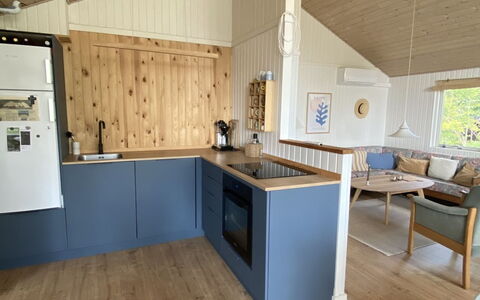 Anne - 150M from the Sea: Toit, Domicile, Porte, Chalet, Ombre, Siding, Cour, Biens, Arrière-Cour