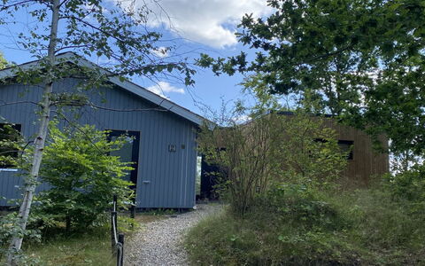 Anne - 150M from the Sea: Toit, Domicile, Porte, Chalet, Ombre, Siding, Cour, Biens, Arrière-Cour