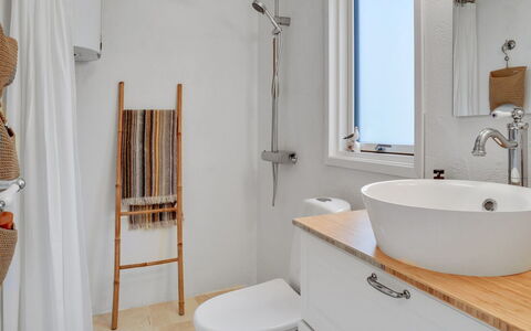 Elma - 350M from the Sea: Luminaire Plomberie, Salle De Bains, Design Intérieur, Sol, Sol, Évier, Robinet, Toilette, Lavabo, Miroir